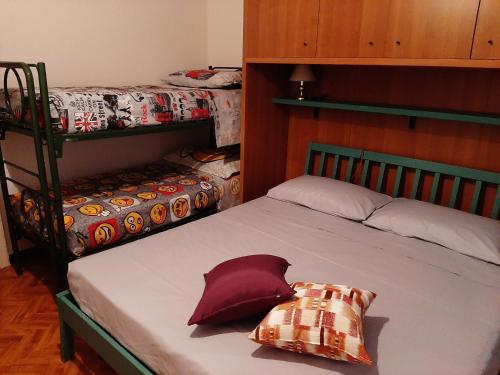 - une chambre avec 2 lits superposés et un oreiller sur un lit dans l'établissement Casa Angelo, à Torri del Benaco