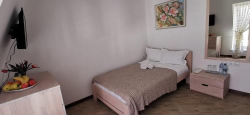 a small bedroom with a bed and a bowl of fruit at Готель-ресторан "Олеся" in Berehove