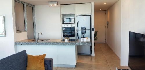 Kuchyň nebo kuchyňský kout v ubytování Departamento súper céntrico con vista al río Paraná