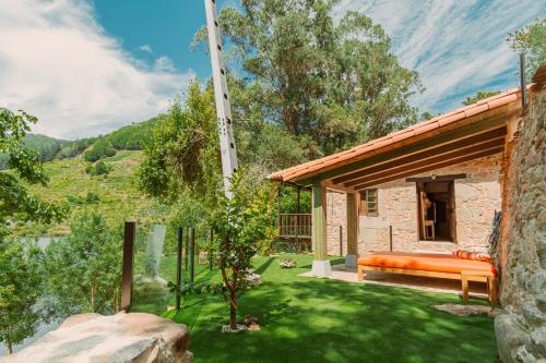 a garden with an orange bench in a yard at Casa Escondida Aveiga in Chantada