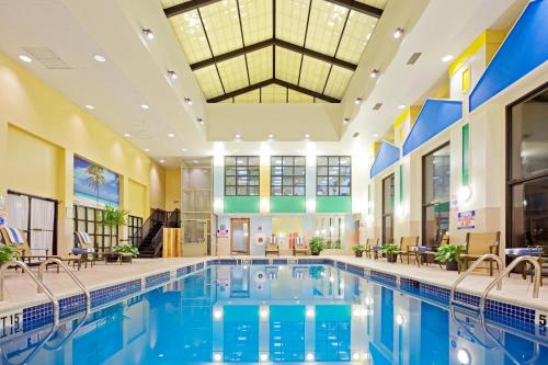 恩格爾伍德的住宿－恩格爾伍德皇冠假日酒店，一座配有桌椅的酒店游泳池