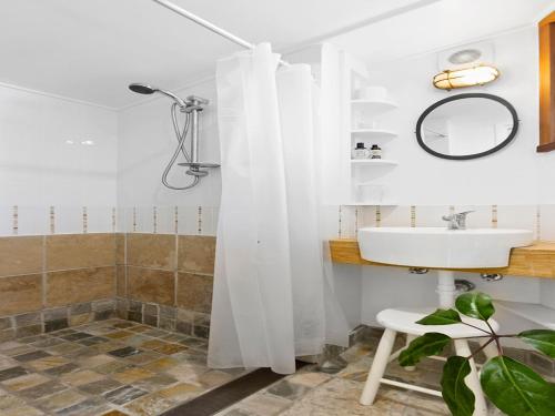 a bathroom with a white shower curtain and a sink at Noddys Riverside in Greenwell Point