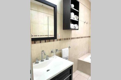 マルコス・ファレスにあるSol de Enero - Casa con piletaのバスルーム(洗面台、鏡付)