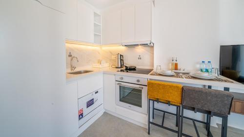 Η κουζίνα ή μικρή κουζίνα στο Midpoint Suites