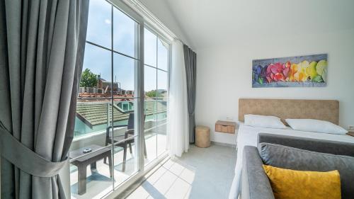 Ένα ή περισσότερα κρεβάτια σε δωμάτιο στο Midpoint Suites