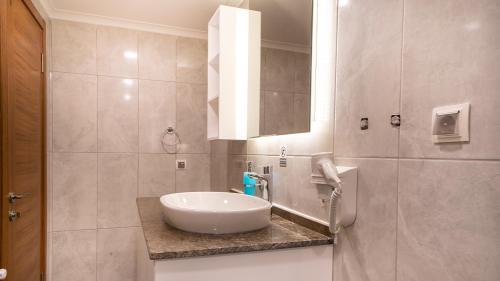 Ένα μπάνιο στο Midpoint Suites