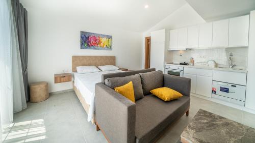 Η κουζίνα ή μικρή κουζίνα στο Midpoint Suites