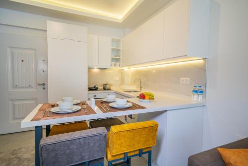 Η κουζίνα ή μικρή κουζίνα στο Midpoint Suites