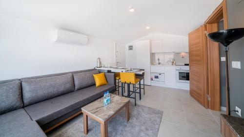 Η κουζίνα ή μικρή κουζίνα στο Midpoint Suites