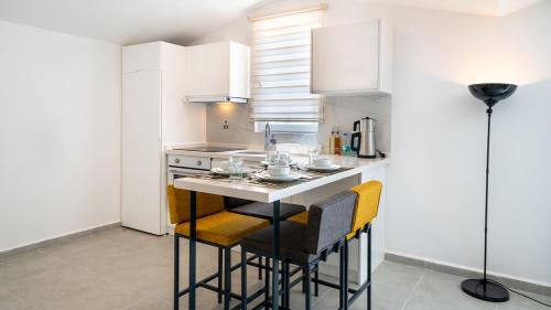 Η κουζίνα ή μικρή κουζίνα στο Midpoint Suites