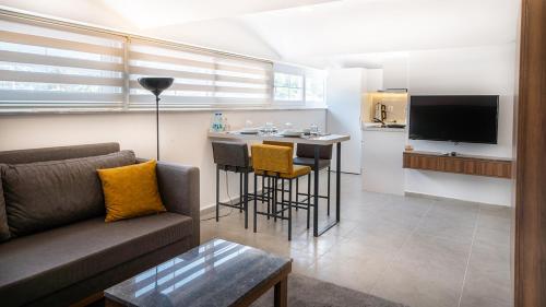 Μια τηλεόραση ή/και κέντρο ψυχαγωγίας στο Midpoint Suites