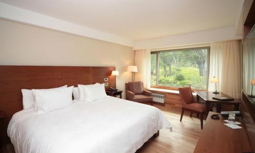 Giường trong phòng chung tại Arakur Ushuaia Resort & Spa