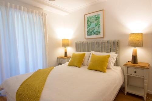 En eller flere senger på et rom på Noosa Keys Resort