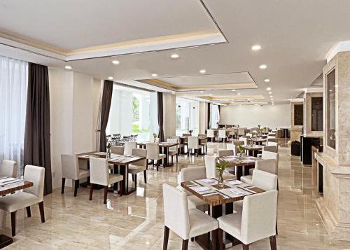 Orson Hotel & Resort Con Dao tesisinde bir restoran veya yemek mekanı