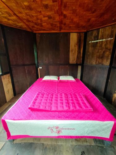 a pink and white bed in a room at Mu Cang Chai Hostel in Mù Cang Chải