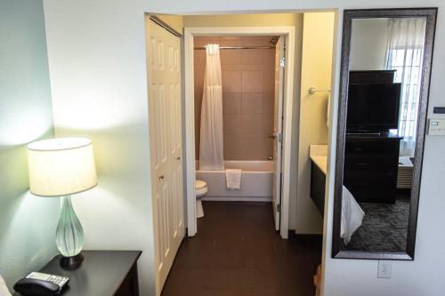 Staybridge Suites Minot by IHGにあるバスルーム