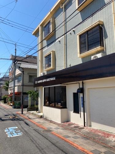 別府市にあるJ-Hoppers Beppu Guesthouse ジェイホッパーズ別府ゲストハウスの通路側の建物