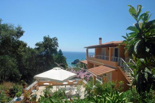 Výhled na bazén z ubytování Holiday Apartments Tonia - Pelekas Beach nebo okolí