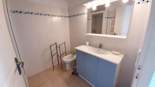 Ένα μπάνιο στο LES PALUDIERS Appartement 2 chambres centre-ville