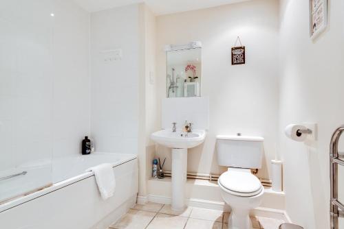 Baño blanco con aseo y lavamanos en Modern 2 Bedroom Apartment in popular Jericho !!!, en Oxford