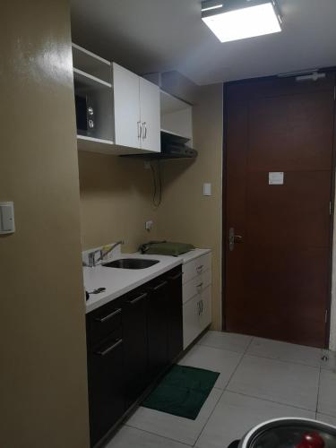 Pico de Loro Staycation (3 beds- 6 pax)にあるキッチンまたは簡易キッチン