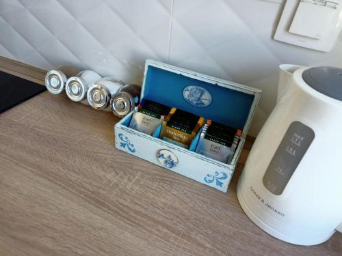 Příslušenství pro přípravu čaje a kávy v ubytování Apartament Toruń Dreams