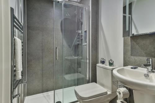 Ένα μπάνιο στο Finest Retreats - Belle House, Apt 4