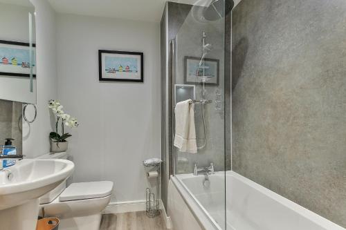 y baño con ducha, bañera y lavamanos. en Finest Retreats - Belle House, Apt 6, en Filey
