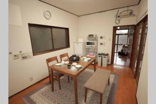 Pokój ze stołem i krzesłami oraz kuchnią w obiekcie Villa Hineno w mieście Izumisano