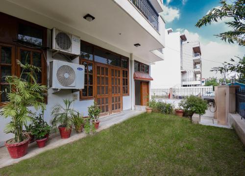 Κήπος έξω από το BedChambers Serviced Apartments - Artemis Hospital