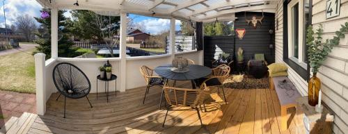 un patio con mesa y sillas en una terraza en Utmelandsvägen 41 Helt hus en Mora