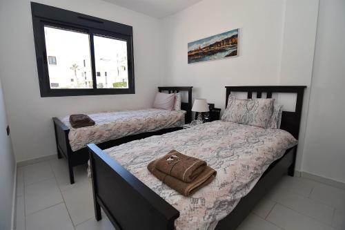 Tempat tidur dalam kamar di Oasis Beach