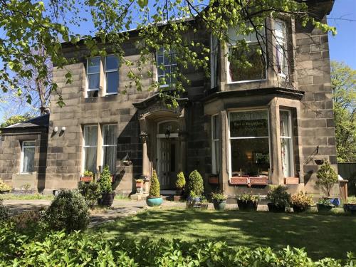 a large stone house with a front yard at Alba House in Edinburgh