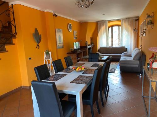 comedor con mesa y sillas en Casa Elvy Al Lago, en Cannobio