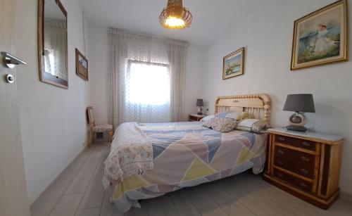 1 dormitorio con 1 cama con tocador y ventana en Casa con jardín a 5' de Aranda de Duero, en Castrillo de la Vega