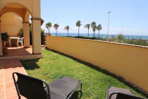 eine Terrasse mit Stühlen und Meerblick in der Unterkunft Costa del sol, Marina del Mar in Mijas Costa