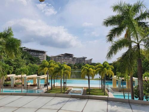 Sundlaugin á Pico de Loro Staycation (3 beds- 6 pax) eða í nágrenninu