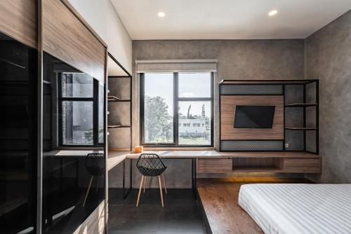1 dormitorio con escritorio y ventana en LOA Living Solo Baru, en Sukoharjo