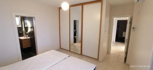 Een bed of bedden in een kamer bij Nitsa Sea View Luxurious Apartment