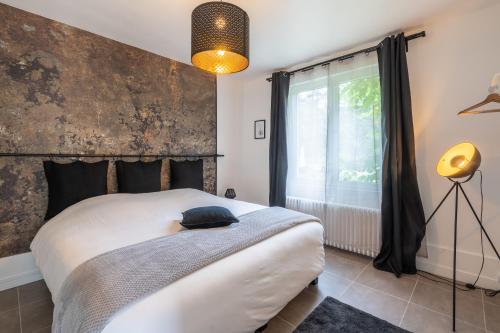Un dormitorio con una cama grande y una ventana en VILLABRY, en La Ferté-Saint-Cyr