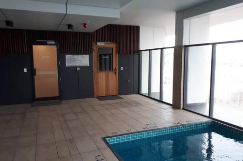 Kolam renang di atau dekat dengan Enjoy a little Luxury in Adelaide CBD - Perfect!