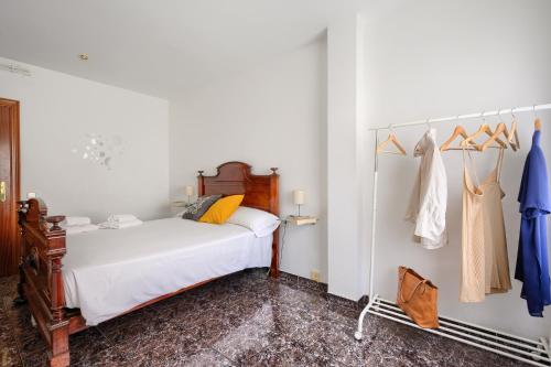 En eller flere senge i et værelse på Céntrico apartamento cerca de playa y tren a Barcelona para 6 pax