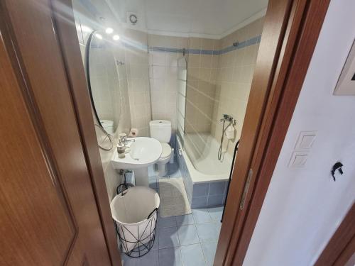 un piccolo bagno con lavandino e servizi igienici di Lucas2 Lux Flogita apartment a Flogita