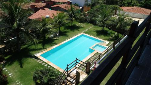 an overhead view of a swimming pool with palm trees at Zago Apartamento Temporada Vista Mar in Aquiraz