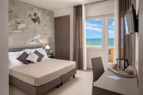 1 dormitorio con cama y vistas al océano en Hotel Miramare, en Latina