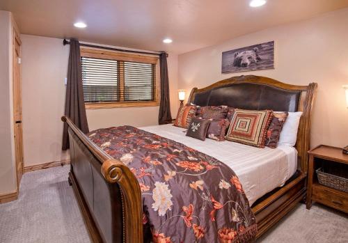 a bedroom with a large bed in a room at Beaver Creek West 14 in Avon