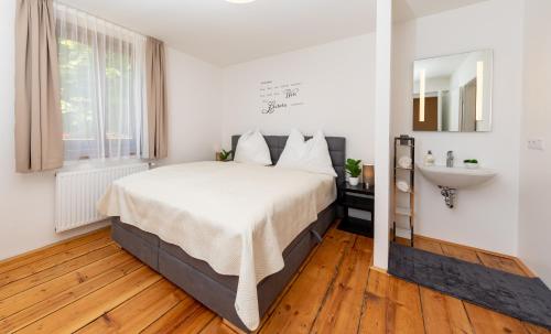 מיטה או מיטות בחדר ב-Suiten am Rosenberg