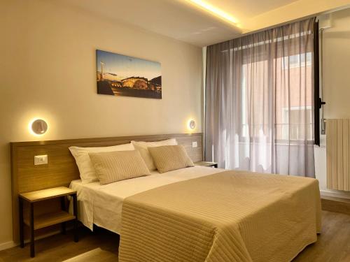 um quarto com uma cama e uma grande janela em Hotel Sollievo em San Giovanni Rotondo