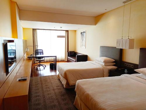 Ένα ή περισσότερα κρεβάτια σε δωμάτιο στο Courtyard by Marriott Bilaspur