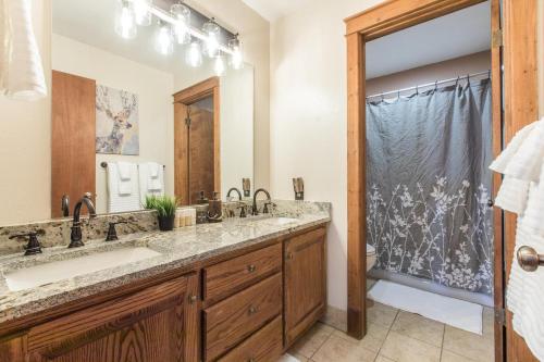 y baño con lavabo grande y ducha. en River Park 1241, en Ouray